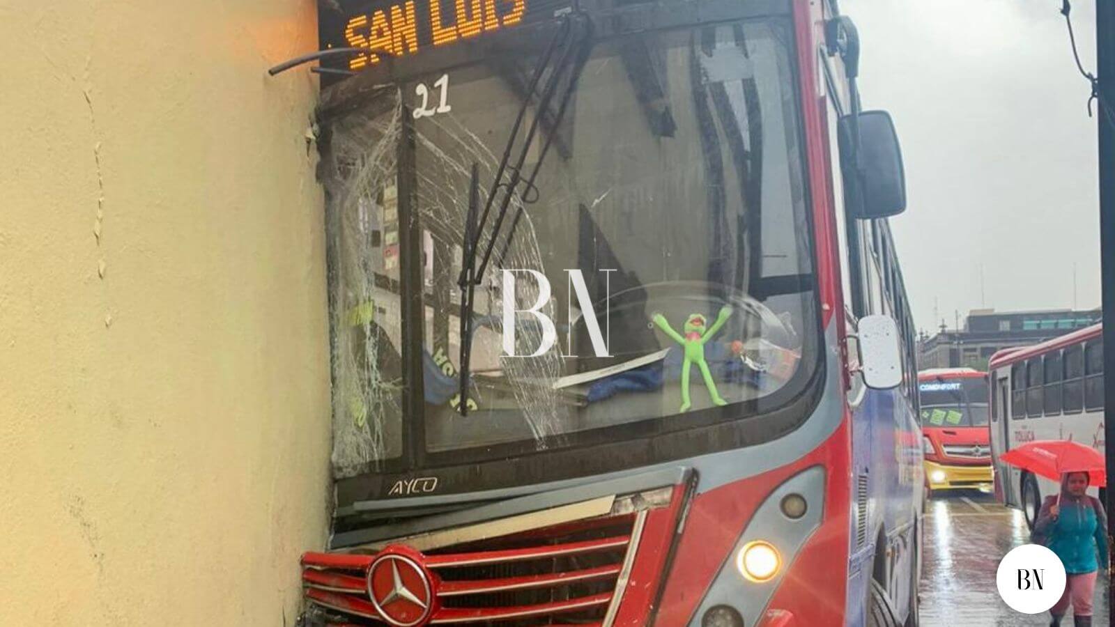 Chocó autobús en Lerdo; atropelló a un ambulante